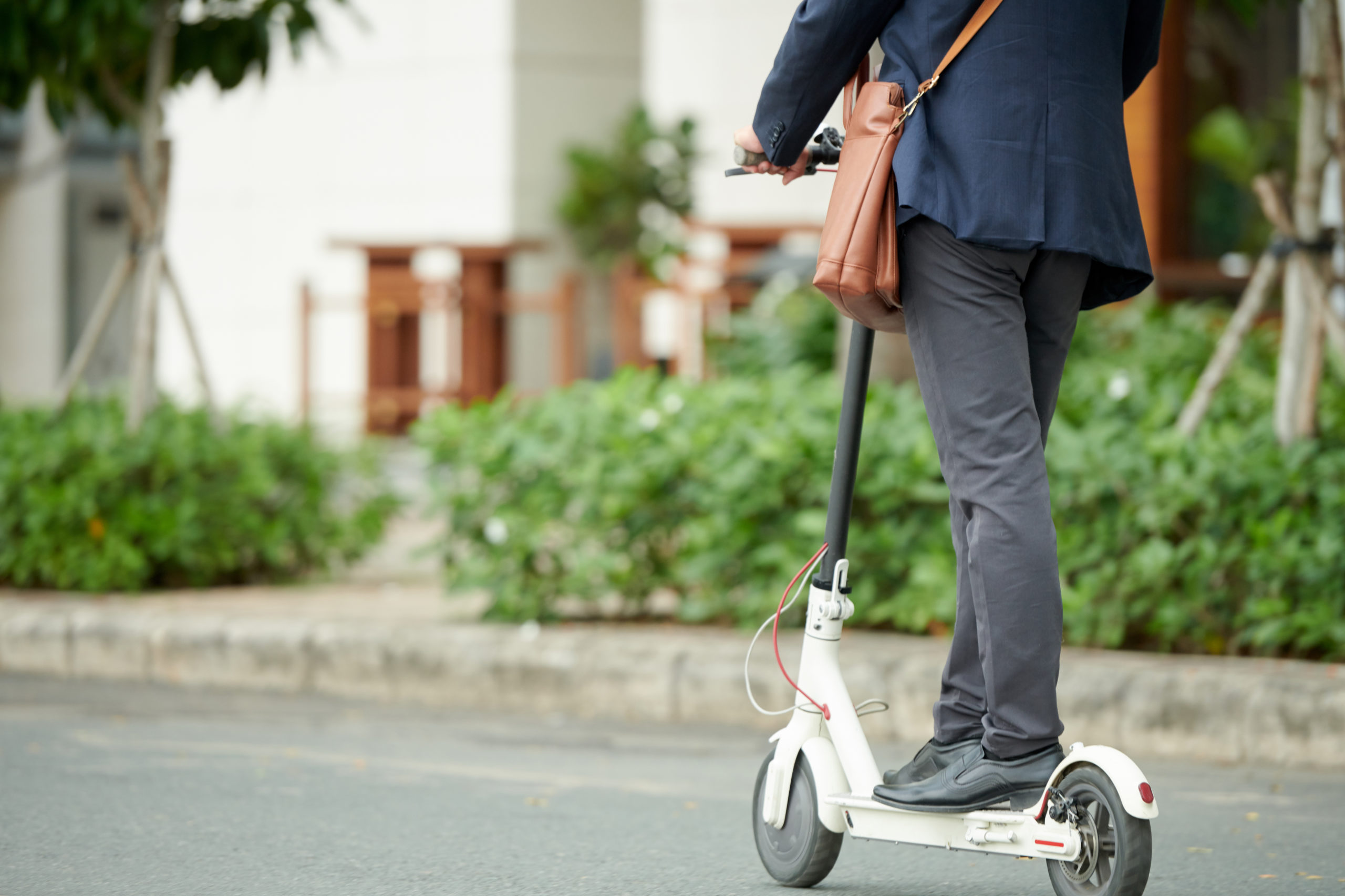 Señor con patinete eléctrico