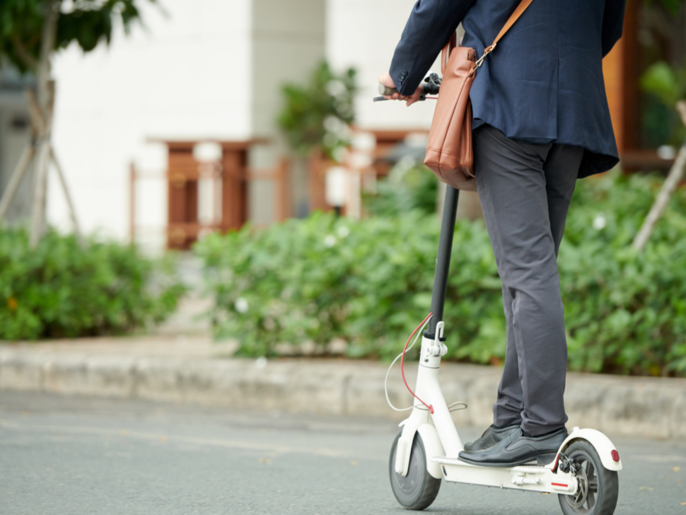 Señor con patinete eléctrico