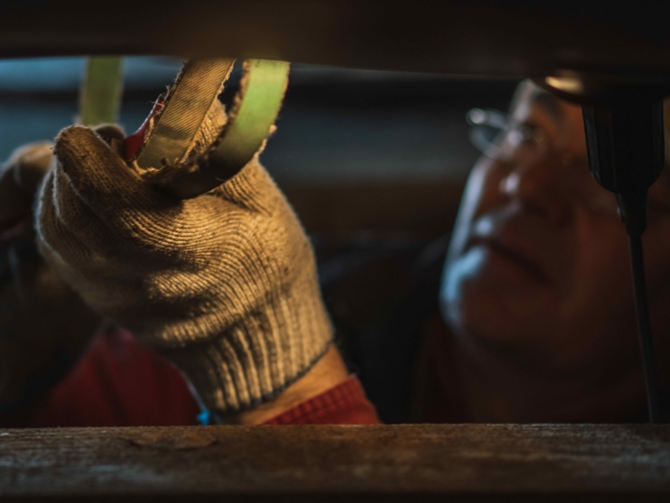 Mecánico arreglando coche en taller Granada