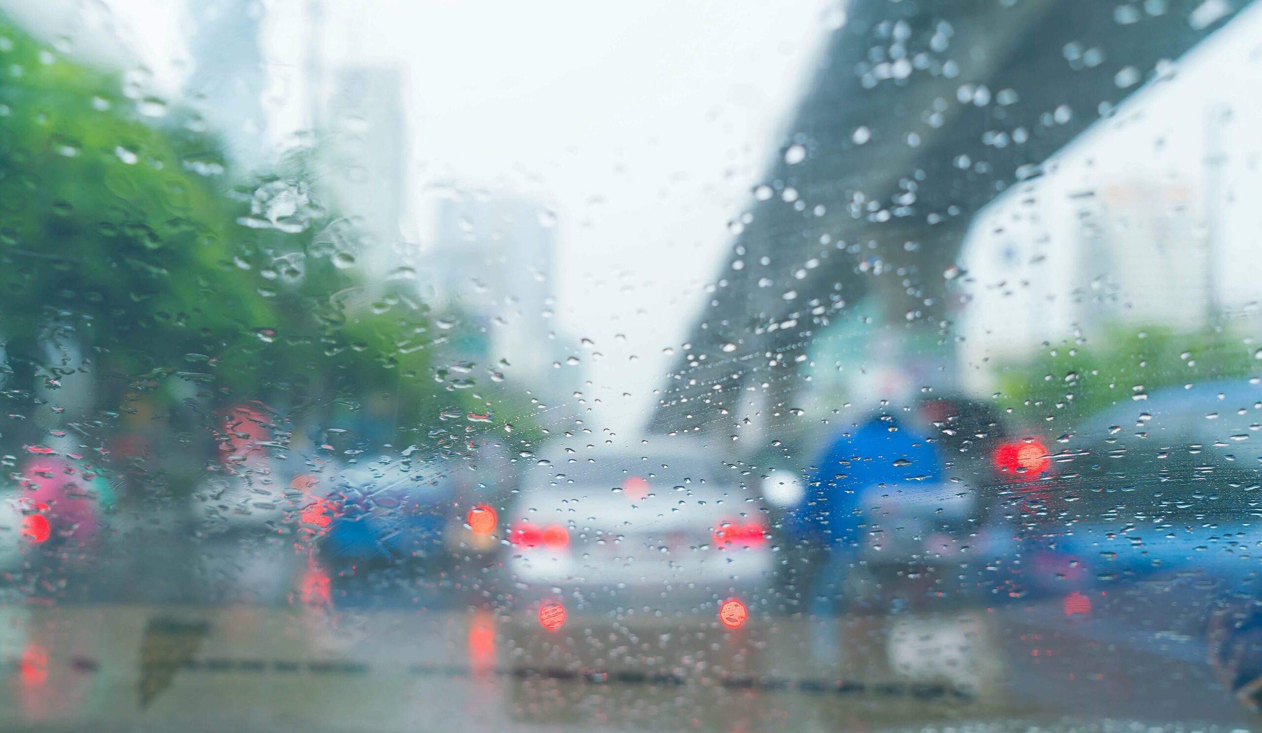 Vehículo en carretera mojada bajo la lluvias