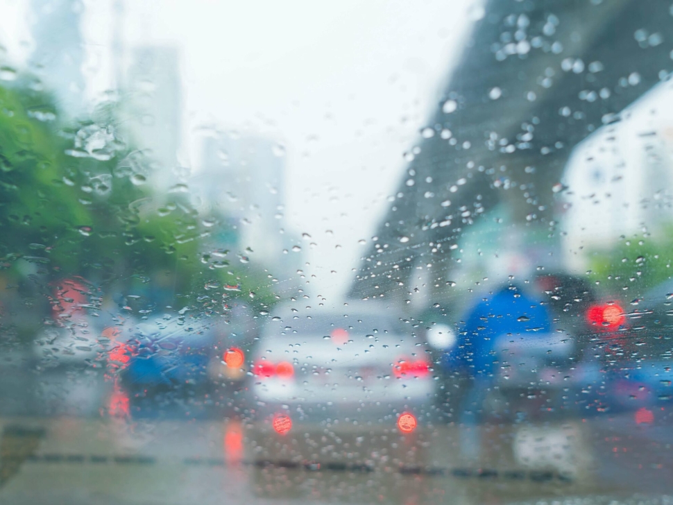 Vehículo en carretera mojada bajo la lluvias