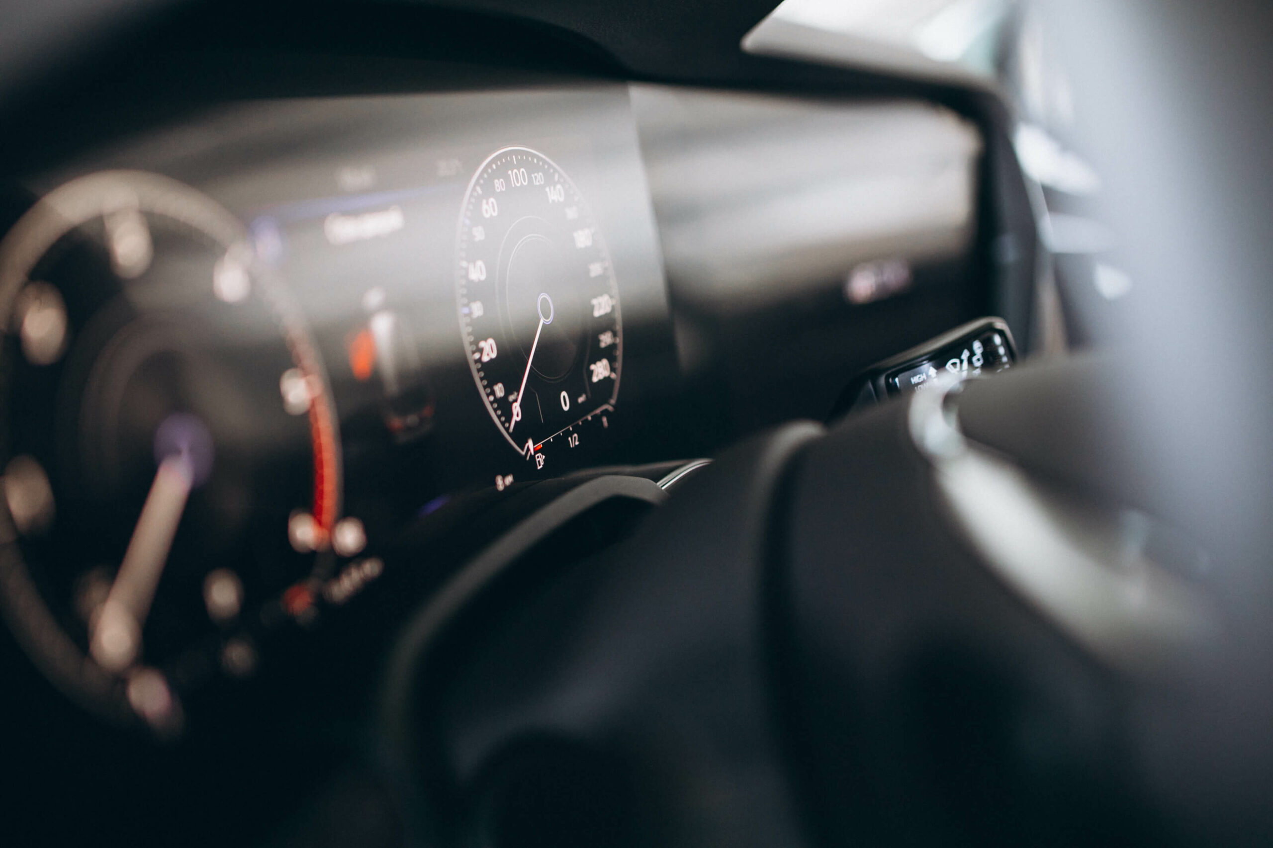 Indicador de luz de aceite en el tablero del coche - Baja presión de aceite en el motor.