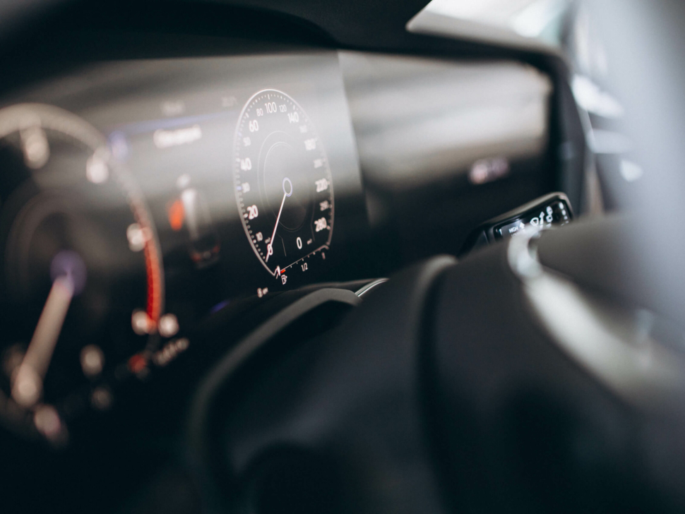 Indicador de luz de aceite en el tablero del coche - Baja presión de aceite en el motor.