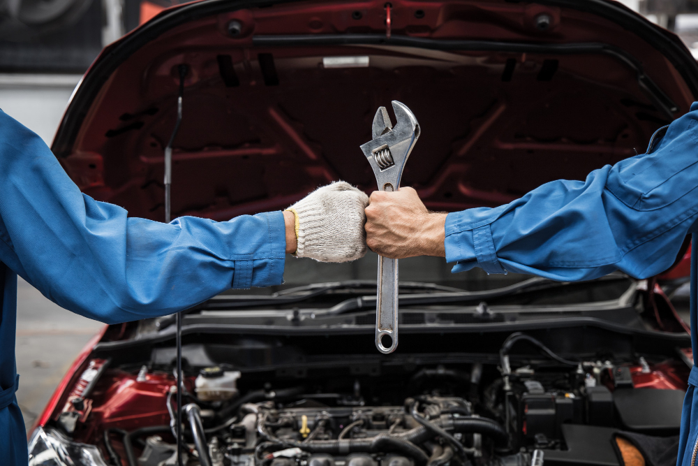 Mecánico revisando el motor de un coche en un taller de Buitrago Centros, comprobando niveles de aceite y estado del filtro de aire.