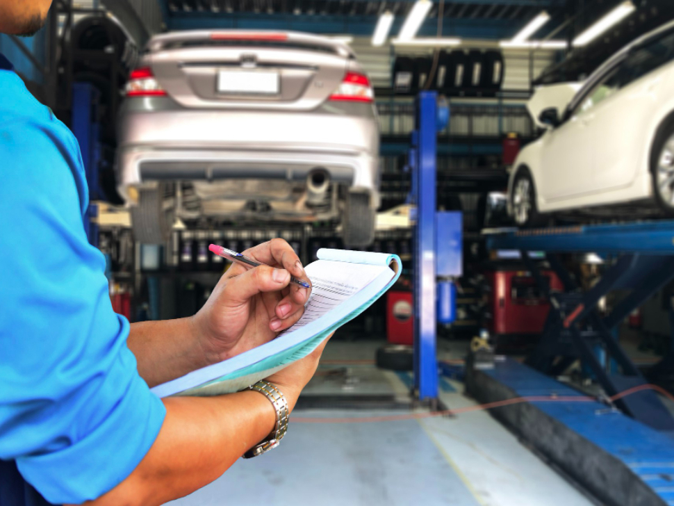 Vehículo pasando la ITV en una estación de inspección en Granada con técnico revisando los neumáticos