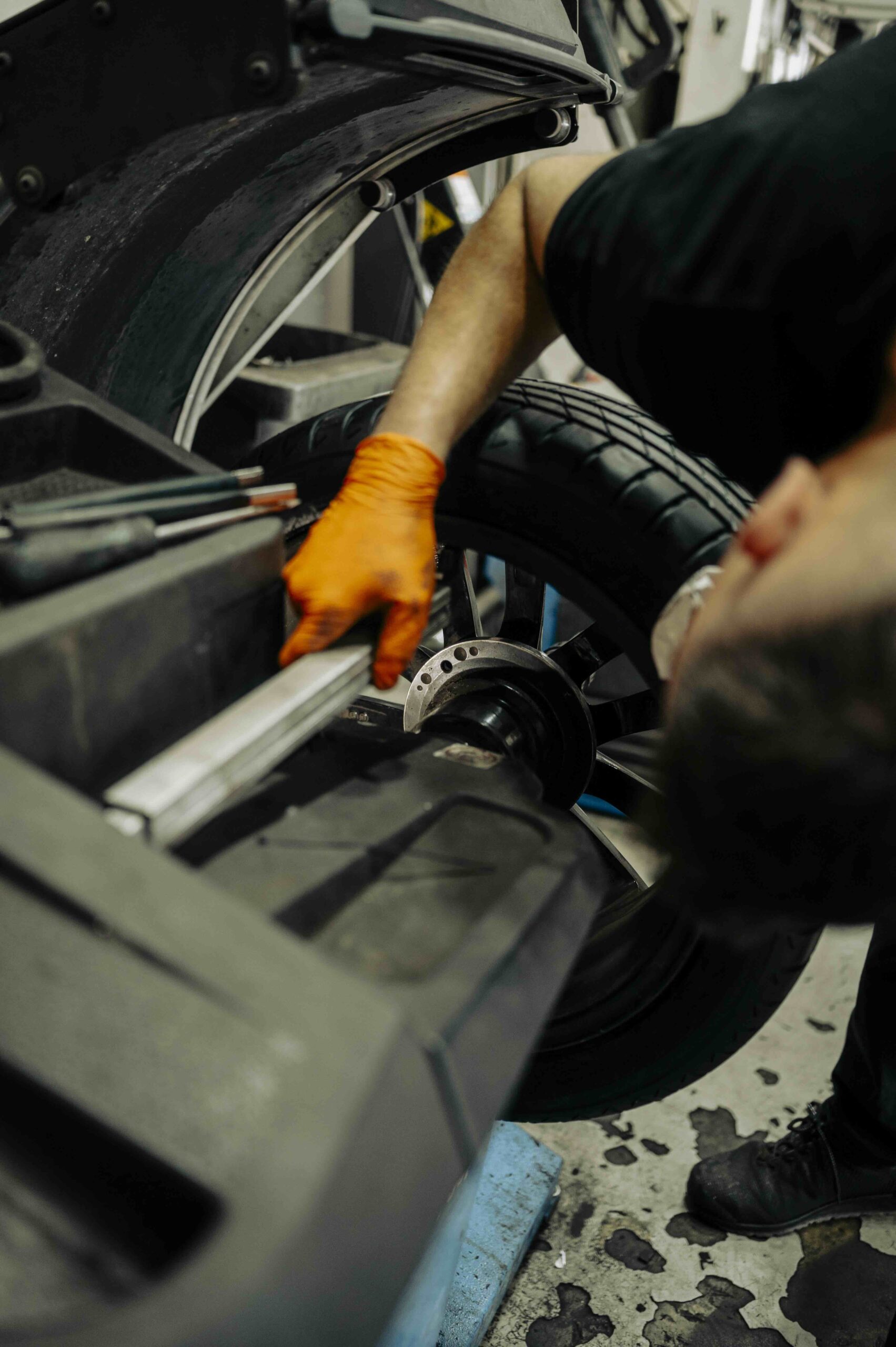 Mecánico revisando el motor de un coche diésel en un taller especializado en Granada