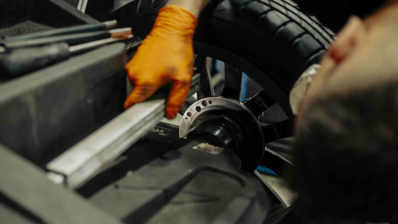 Mecánico revisando el motor de un coche diésel en un taller especializado en Granada