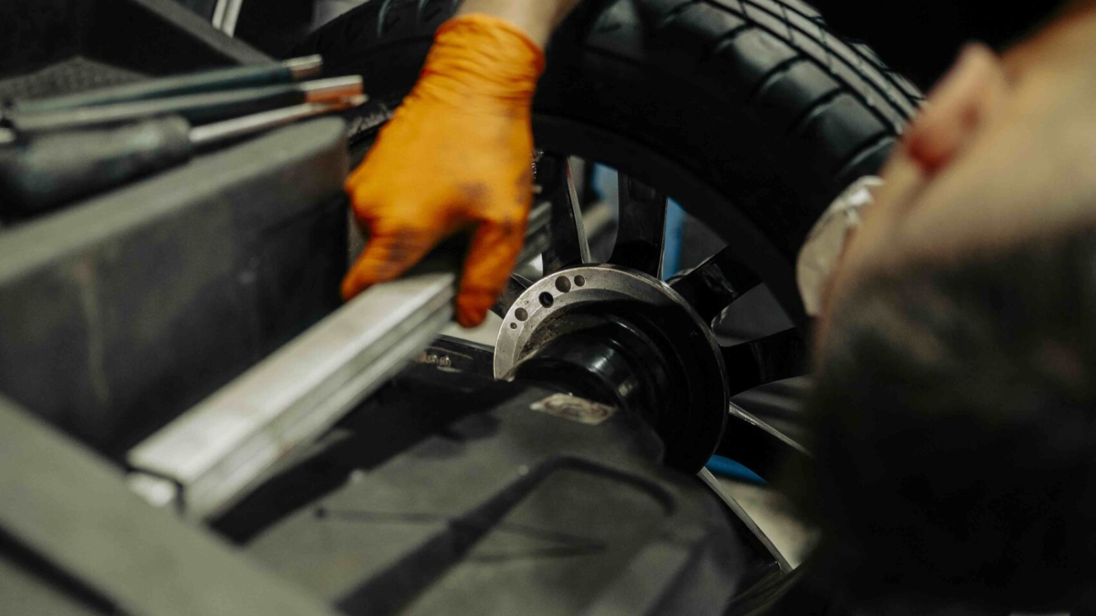Mecánico revisando el motor de un coche diésel en un taller especializado en Granada