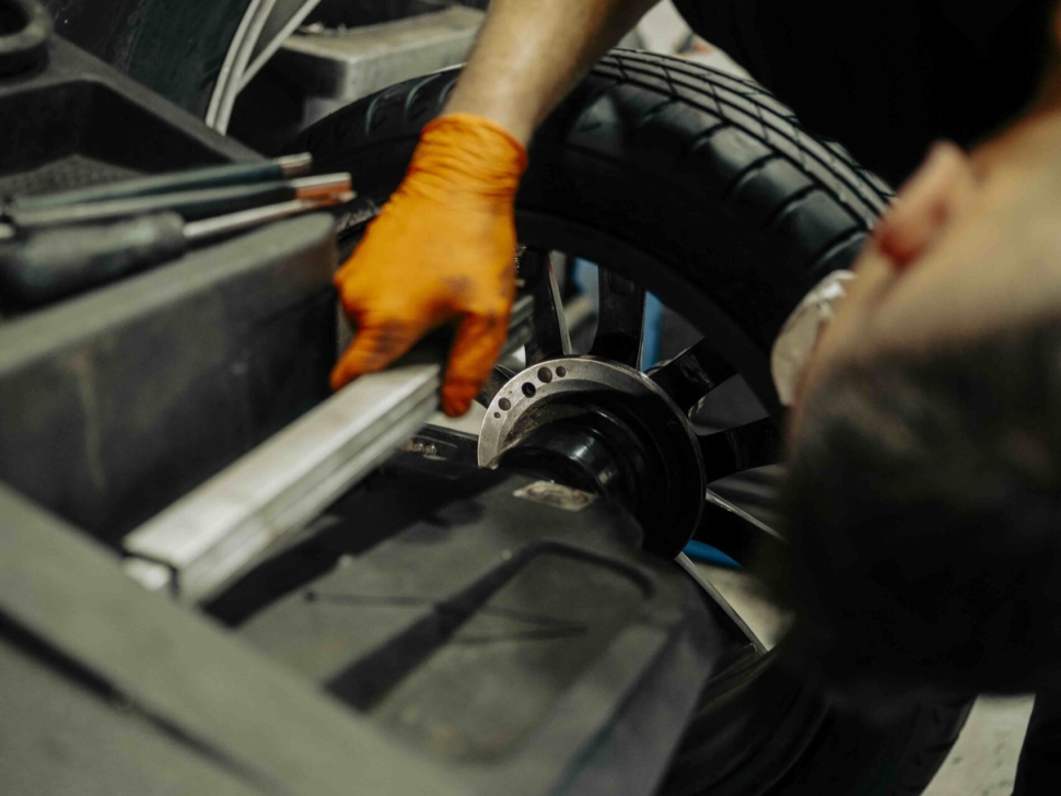 Mecánico revisando el motor de un coche diésel en un taller especializado en Granada