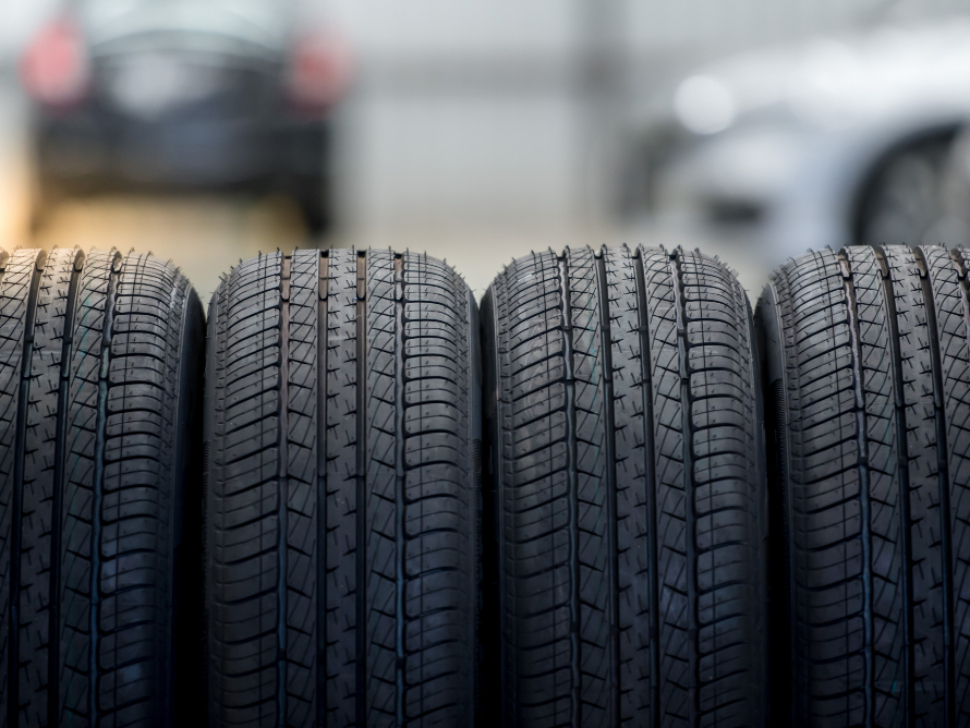 Neumático en proceso de revisión de presión en Buitrago Centros.