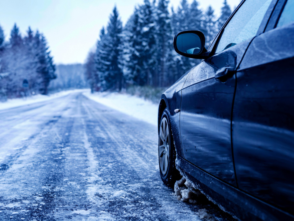 Coche cubierto de escarcha en invierno aparcado al aire libre