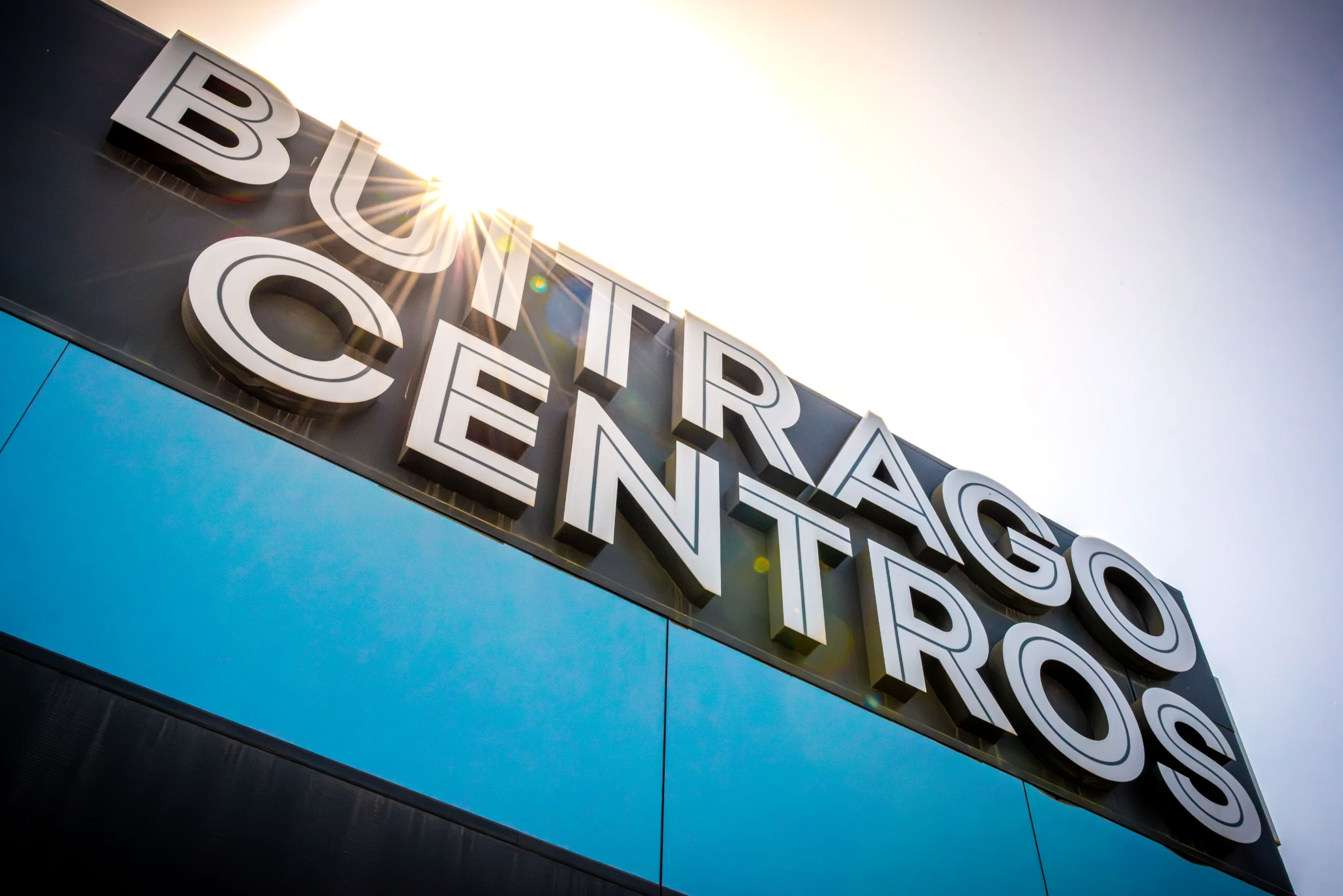 Letrero de Buitrago Centros en la fachada del edificio