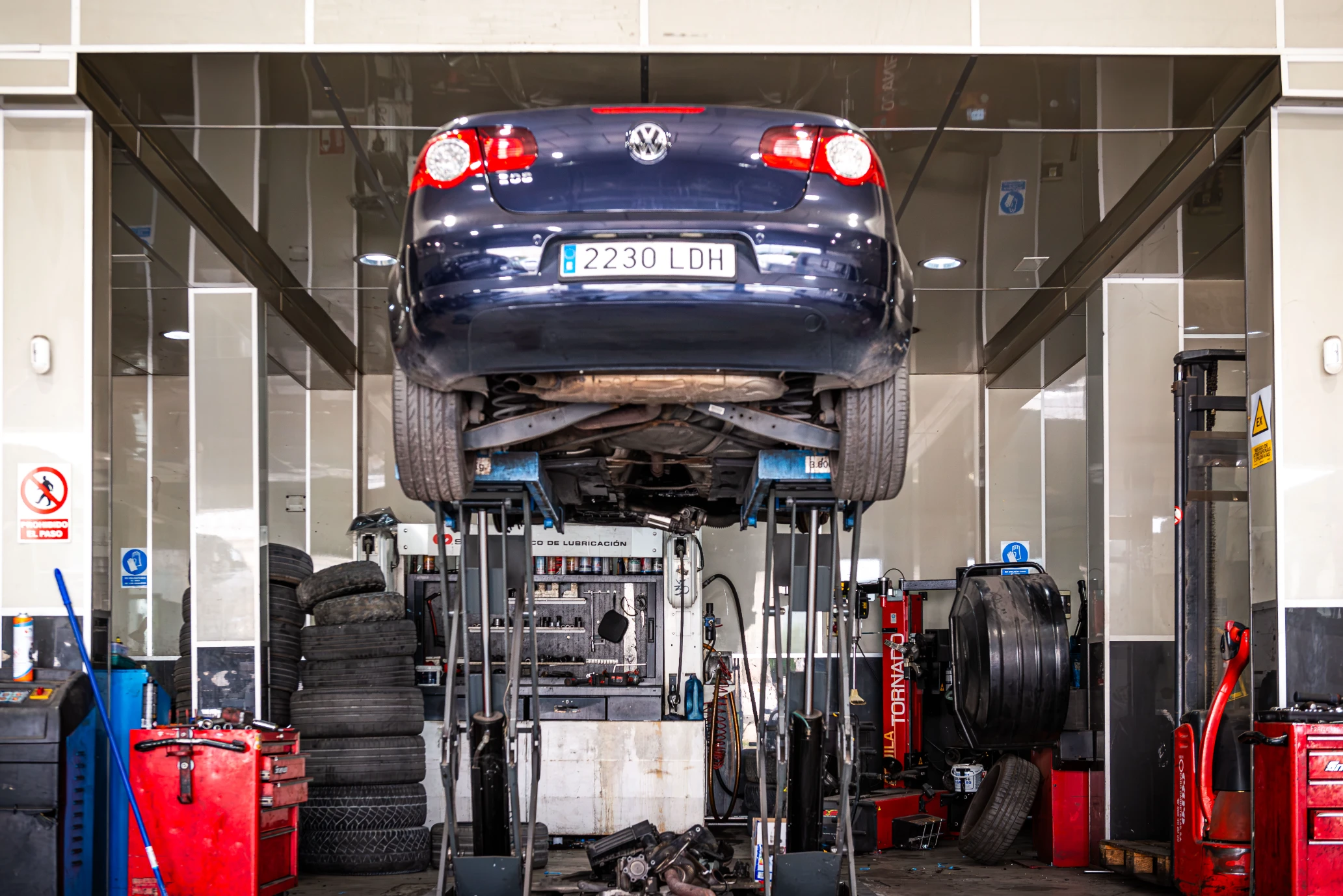 Vehículo Volkswagen elevado durante revisión en Buitrago Centros