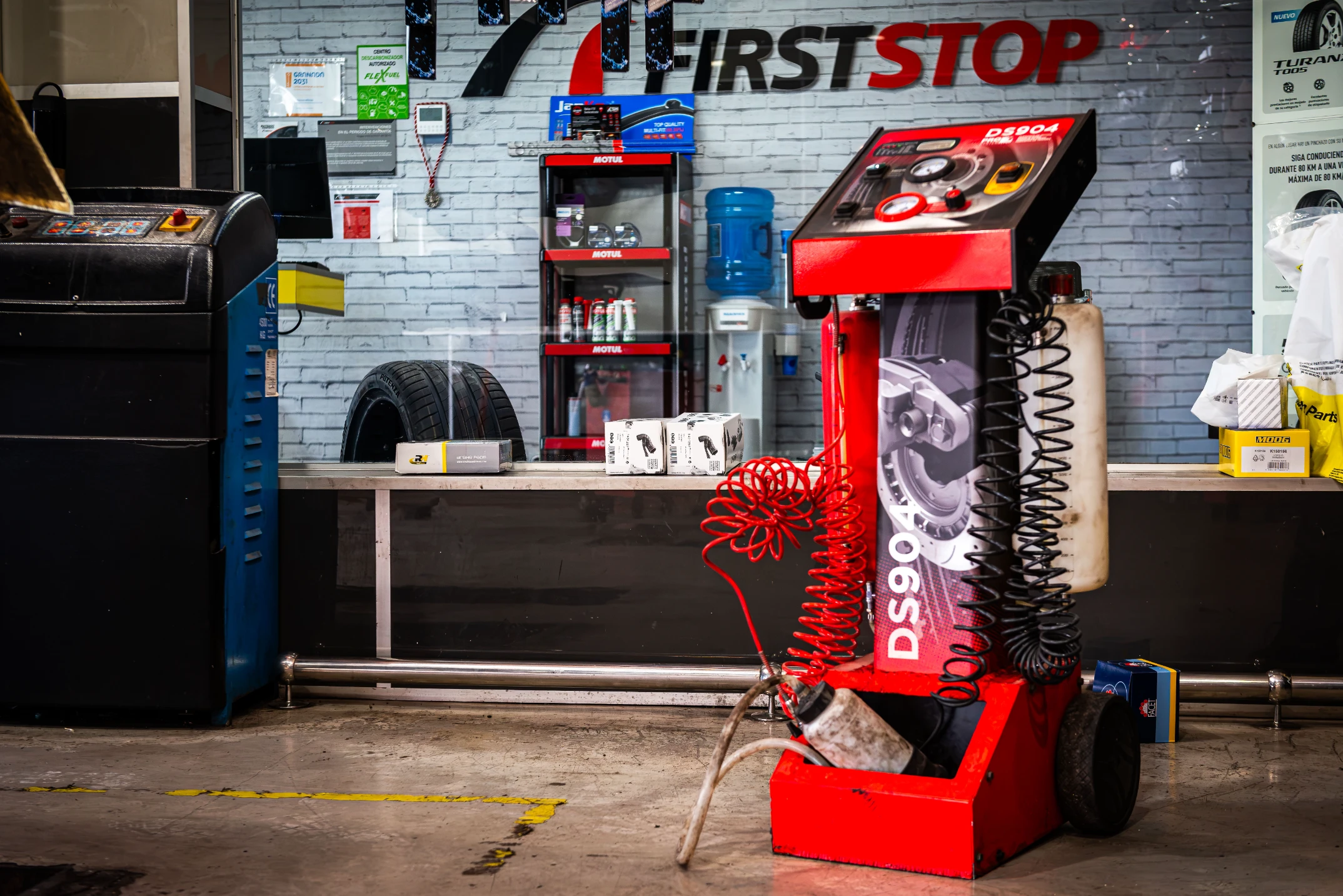 Máquina purgadora de frenos en el taller First Stop de Buitrago Centros