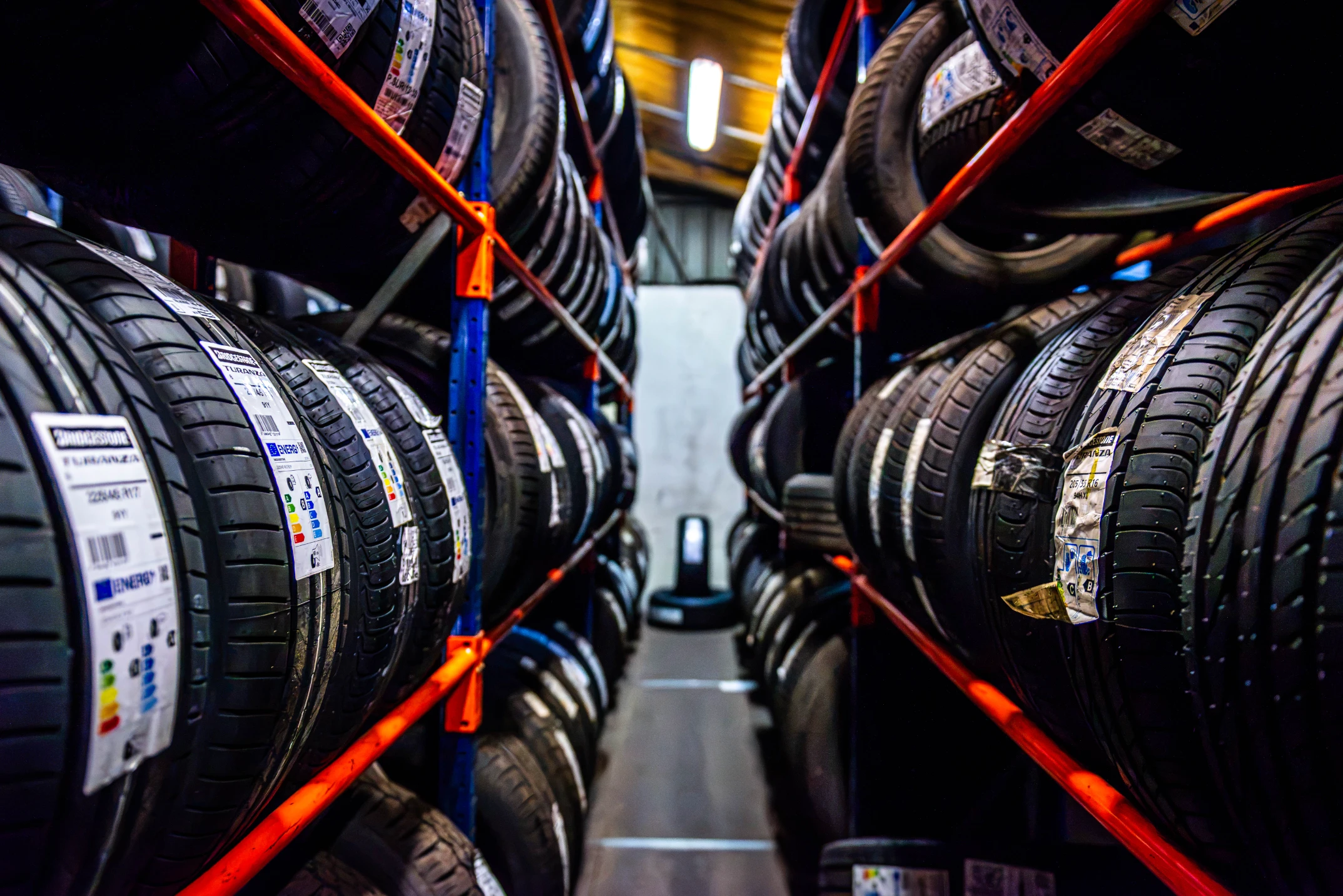 Pasillo de almacén con neumáticos Bridgestone Turanza apilados