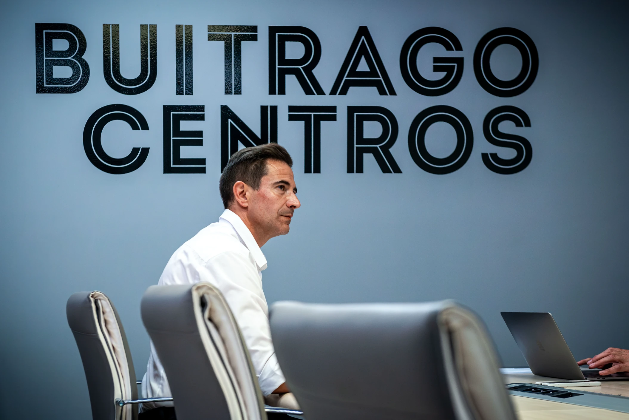 Miembro del equipo de Buitrago Centros en su sala de reuniones