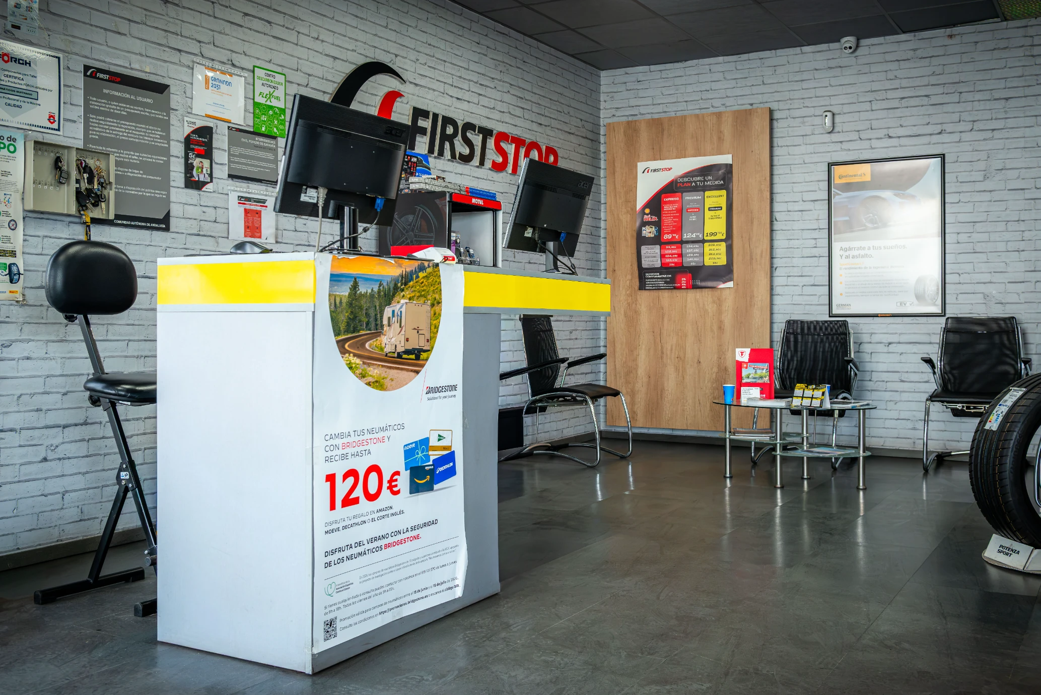 Recepción del taller First Stop de Buitrago Centros con tarifas de servicio